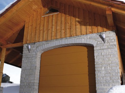 design garážových vrat hladký (imitace dřeva oregon)
